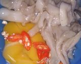 Foto langkah ke 3 dari resep 24. Telur Dadar Jamur.