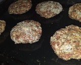 Foto del paso 3 de la receta: Hamburguesa rellenas, acompañada con poleta y un toque picante🌶