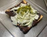 Foto del paso 4 de la receta: Tostadas de frijol 🫘 con col