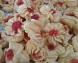 Foto langkah ke 7 dari resep Kue Semprit Susu.