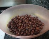 A picture of step 1 of Kale chane ki chat.