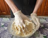Foto del passaggio 4 della ricetta Sbriciolata salata salsiccia e Montasio