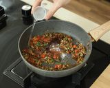 Foto langkah ke 4 dari resep Ayam Iris Rebus Chili Oil Devina Hermawan.