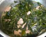 Hình bước làm 3 của món Canh rong biển nấu thịt bò (công thức chuẩn Hàn Quốc)