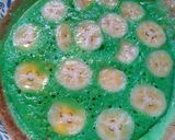 Foto langkah ke 8 dari resep Martabak teflon toping pisang.