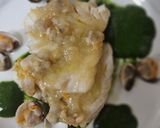 Foto del paso 5 de la receta: Merluza con salsa de berberechos y culis de espinacas con espuma