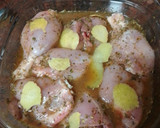 Foto del paso 2 de la receta: Muslos de pollo adobados y asados en freidora de aire con papas fritas al ajillo y salsa del adobo