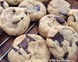 Foto langkah ke 8 dari resep Soft Chewy Chocolate Chip Cookies.
