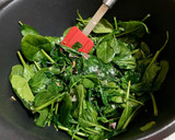 Foto del paso 2 de la receta: Sopa de ajo y espinacas