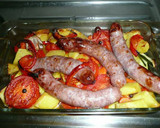 Foto del paso 3 de la receta: Salchichas o butifarras al horno con hortalizas y patatas