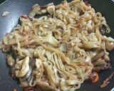 Foto del paso 5 de la receta: Tallarines orientales con pollo y setas