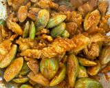 รูปขั้นตอนการทำที่ 3 ของ ผัดพริกแกงเผ็ด หมูสามชั้น มะเขือไข่เต่า