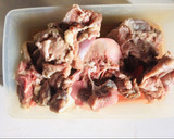 Foto langkah ke 1 dari resep 06. Sup Tulang Sapi Sederhana.
