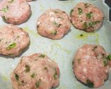 Foto del paso 3 de la receta: Hamburguesas de pavo y albahaca rellenas con queso