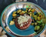 Foto del paso 6 de la receta Calabacín salteado con queso y hamburguesa