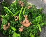 Hình bước làm 3 của món Cải Xoăn Kale Xào Mề Gà