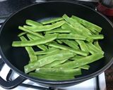 Foto del paso 1 de la receta: Judía verde con patata y chuletas de aguja y pechuga de pollo