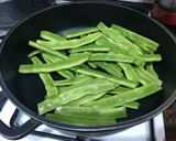 Foto del paso 1 de la receta: Judía verde con patata y chuletas de aguja y pechuga de pollo