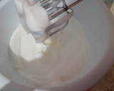 Foto del paso 1 de la receta: Bizcochuelo clásico con dulce de leche y merengue..