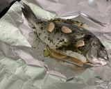 Une image de l'étape 4 de Dorades royales en papillote à l ail, citron et persil avec piments grillés.