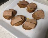 Foto del paso 3 de la receta: Aperitivo de Navidad: tosta de foie mi cuit con mango