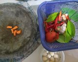 Foto langkah ke 1 dari resep Ayam Kuah Kuning Pedas.