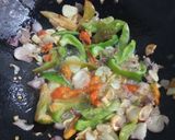 Foto langkah ke 3 dari resep Tumis Jamur Tahu Cabe Gendot.