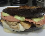 Foto del paso 7 de la receta: "Sándwich" de berenjena🍆, morradela, salchicha y queso🧀🥩🍗