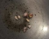รูปขั้นตอนการทำที่ 1 ของ ส้ายอดหมะข๋าม(ยำยอดมะขามปลากะป๋อง)