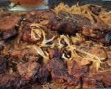 Foto del paso 7 de la receta: Bondiola de Cerdo marinada, con cebolla a la naranja