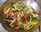 Foto del paso 3 de la receta: Camarones con pimiento y calabacita