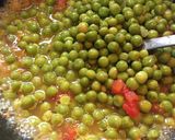 A picture of step 5 of Green Peas Curry.