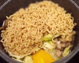 รูปขั้นตอนการทำที่ 4 ของ ผัดมาม่าต้มยำ เส้นหนึบ🍜