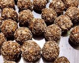 डिंक खजुर सुकामेवा लाडू (dink khajur sukhamewa laddu recipe in marathi) रेसिपी स्टेप 5 फोटो 