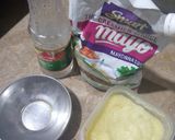 A picture of step 1 of Garlic mayo dip.