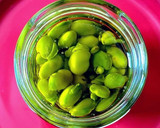 Foto del paso 6 de la receta: Lágrimas y yemas de vainas de habas en aceite de oliva y Romero