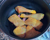 Foto del paso 2 de la receta: Pollo de corral en salsa de cebollas moradas y pasas gigantes