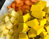 Hình bước làm 1 của món Canh Cà Rốt Khoai Tây Bí Đỏ