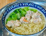 รูปขั้นตอนการทำที่ 5 ของ บะหมี่ผักชิ้นสด (หมูสับกุ้งสับปั้นก้อน)