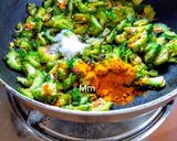 A picture of step 4 of Karela and Aloo Crispy Fry.