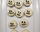 Foto del paso 3 de la receta: Galletitas fantasmas de chocolate blanco