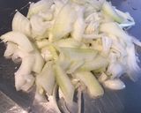 Une image de l'étape 3 de Poêlée de cèpes aux oignons et persil.