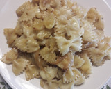 Foto del paso 3 de la receta: Corbatitas con Queso y Cebolla Caramelizada