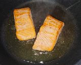 Foto del paso 2 de la receta: Suprema de salmón en salsa de cítricos y soja
