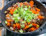 Une image de l'étape 22 de Veau mijoté aux légumes et citron confit.