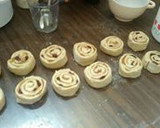 Foto del paso 8 de la receta: Roles de canela,pasas y arándanos con jarabe borracho (amasado máquina panificadora)