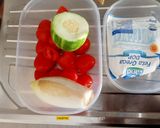 Foto del passaggio 1 della ricetta Insalata di pomodori e cetrioli e feta e indivia