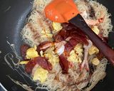 Foto langkah ke 4 dari resep Bihun Goreng Favorit Suami.