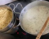 Egyszerű csirkés tejfölös spagetti babhüvellyel 🍗🧄🍝😋 recept fázis 3 fotója