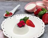 Foto del passaggio 4 della ricetta Panna cotta al basilico con composta di fragole